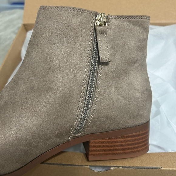 NIB J Crew flat grey ankle boots - Picture 7 of 9